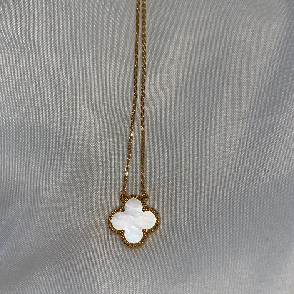 Clover necklace - mother of pearl